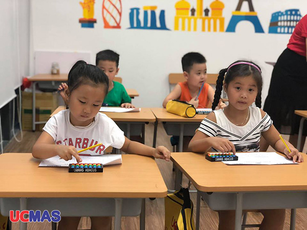 Các bé UCMAS Hà Đông - Dương Nội học bài