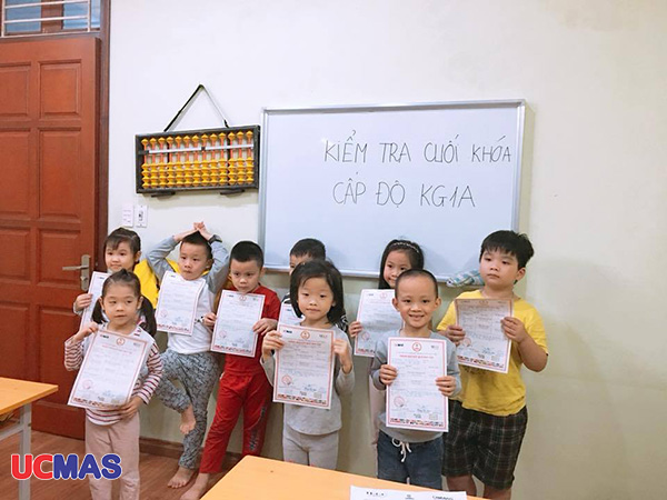 Các bé UCMAS Hà Đông - Văn Quán nhận bằng khen