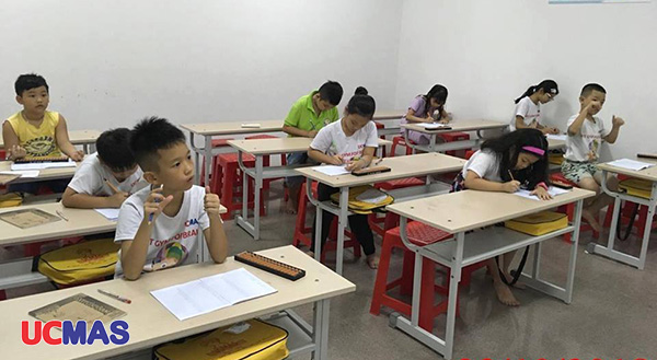 Các bé UCMAS Lam Sơn chăm chú học bài