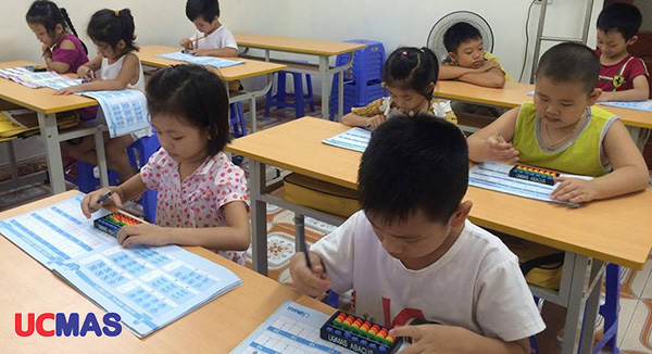 Các bé UCMAS Ninh bình - Hoa Lư tập trung học bài