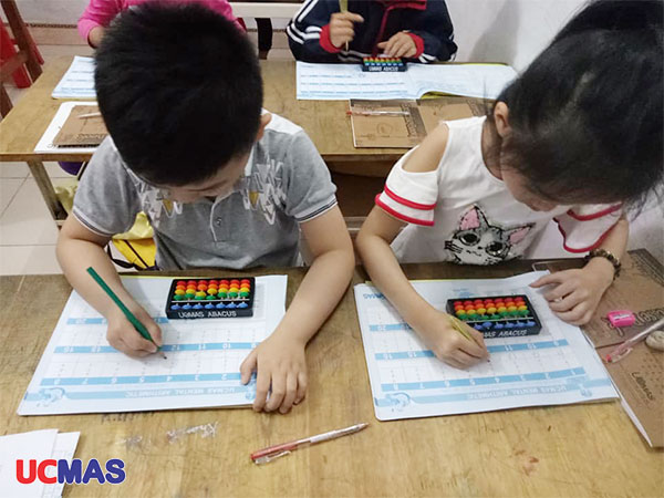 Các bé UCMAS Thường Tín - Ninh Sở tập trung làm bài