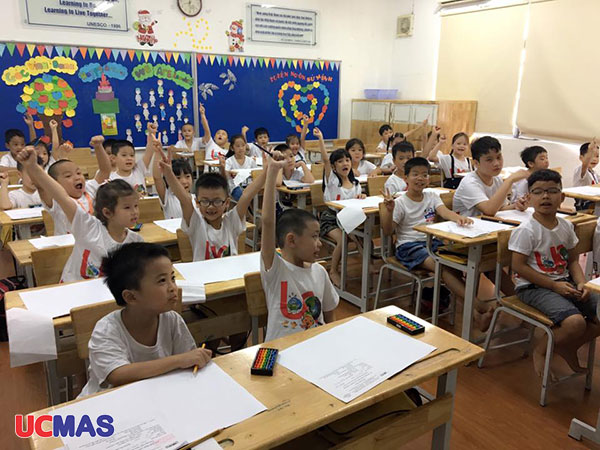Các em UCMAS Thanh Xuân (Trung Hà) hăng hái học bài