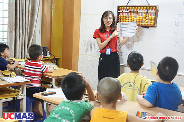 Giáo viên UCMAS Nguyễn Khánh Toàn hướng dẫn trẻ tận tâm
