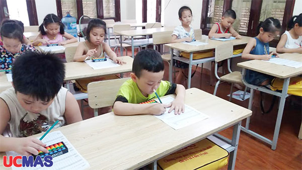 Học viên UCMAS Nguyễn Sơn tập trung học bài