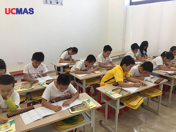 Học viên UCMAS Thanh Hóa chi nhánh Lam Kinh tập trung làm bài tập