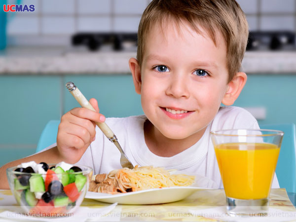 ăn đủ chất giúp trẻ học tập hiệu quả
