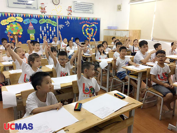 Các em học sinh đang học rất sôi nổi tại lớp ở trung tâm UCMAS Trung Hòa