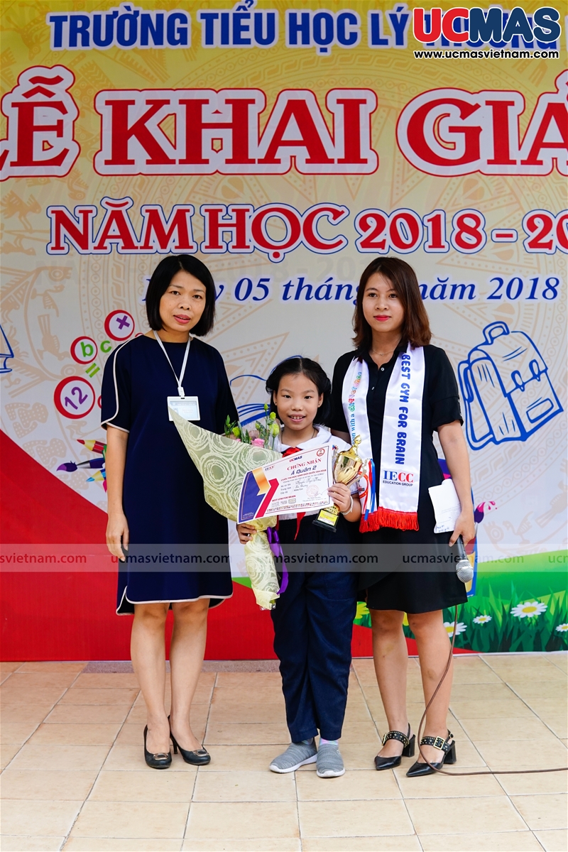 Bạn Nguyễn Ngọc Mai - Được UCMAS Việt Nam vinh danh tại buổi lễ chào cờ của trường